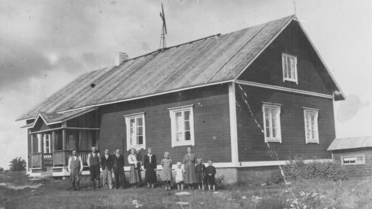 Sallisenmäen talo Vieremällä. Ihmisiä talon edustalla.