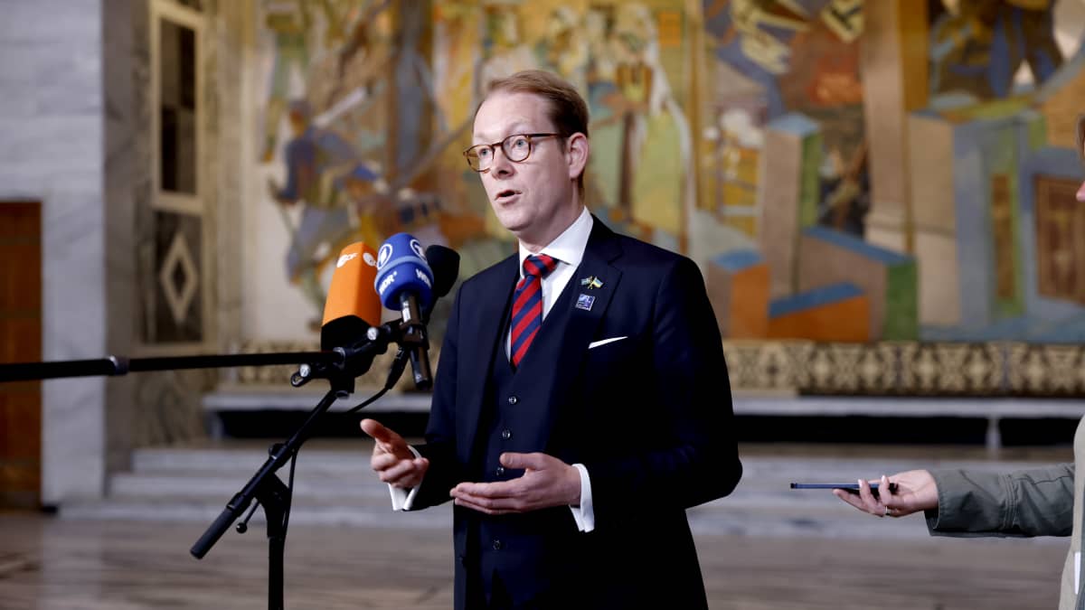 Ruotsin ulkoministeri Tobias Billström tiedotustilaisuudessa.