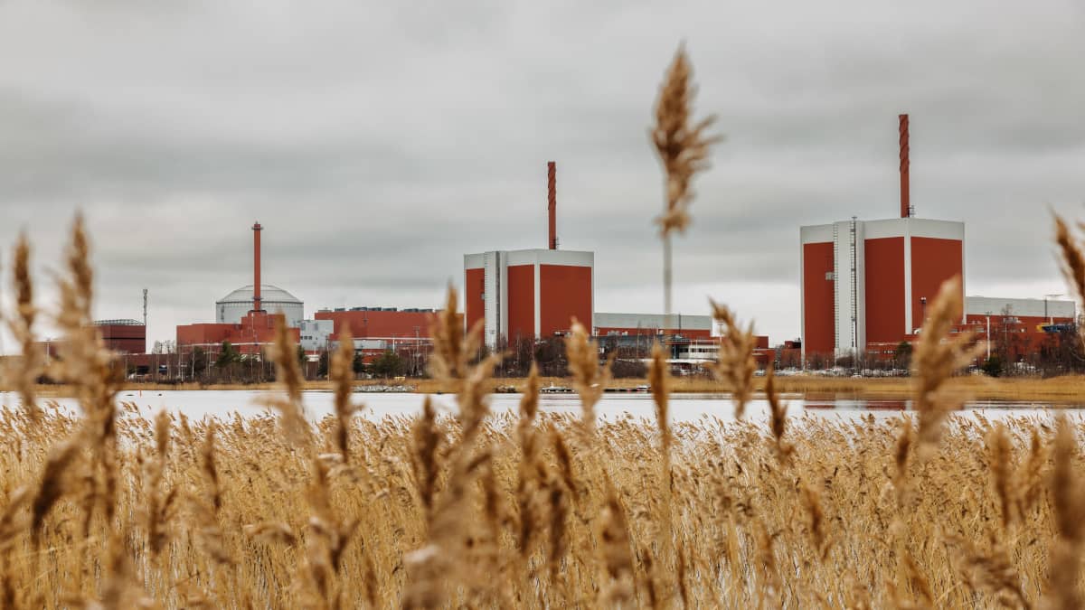 Olkiluoto 1, 2 ja 3-reaktorit.