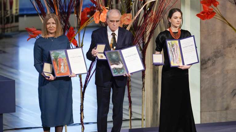 Ales Bjaljatskisin puoliso Natalia Pinchunk, venäläisen Memorial-ihmisoikeusjärjestön johtaja Jan Ratšinski ja ukrainalainen ihmisoikeusjuristi Oleksandra Matviichuk esittelevät Nobelin rauhanpalkintojaan.