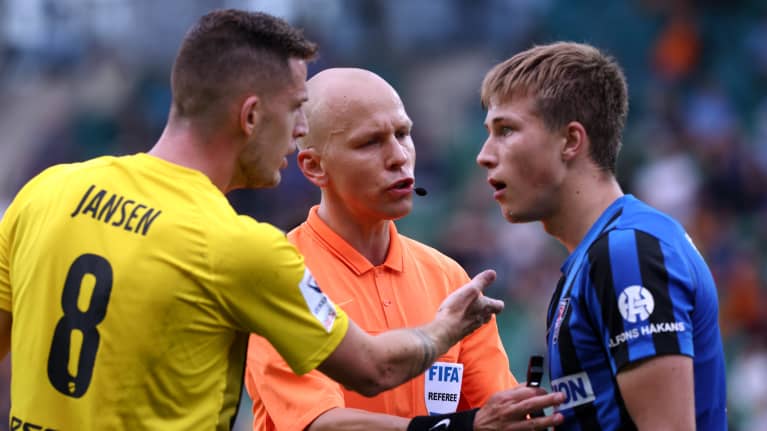 Erotuomari Antti Munukka rauhoittelee Hongan Kevin Jansenia ja Interin Jussi Niskaa Veikkausliigan ottelussa 25.07.2022.
