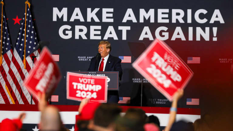 Donald Trump sanoo, että osa Nato-maista ei käytä tarpeeksi rahaa puolustukseen. Kuva: Hunter Cone / EPA