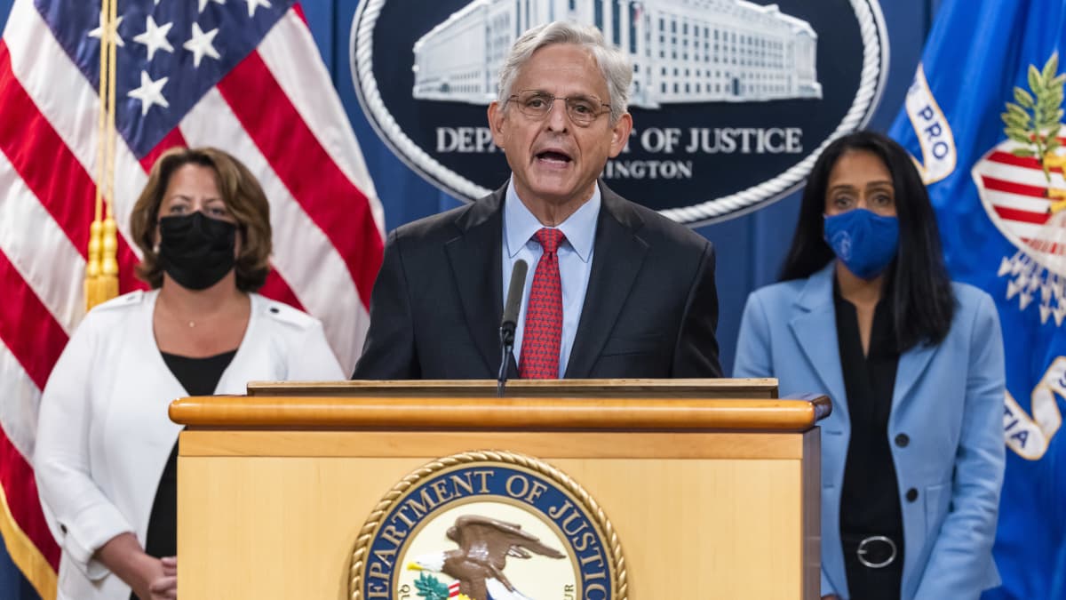Yhdysvaltain oikeusministeri Merrick Garland puhujankorokkeella. 