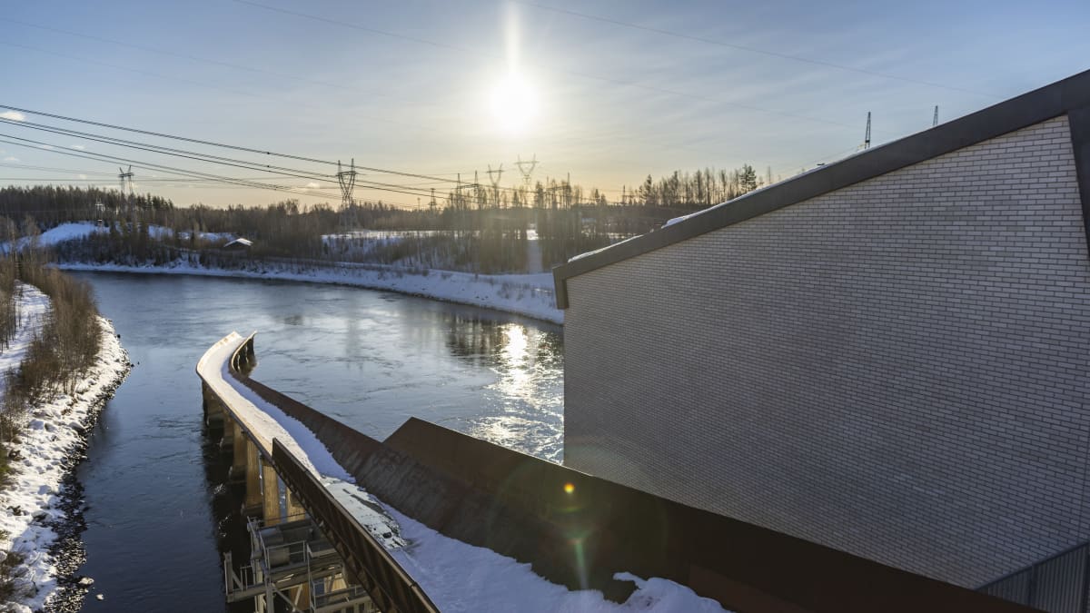 Petäjäskosken vesivoimalaitos Kemijoessa Rovaniemellä. Rannoilla on jonkin verran lunta.
