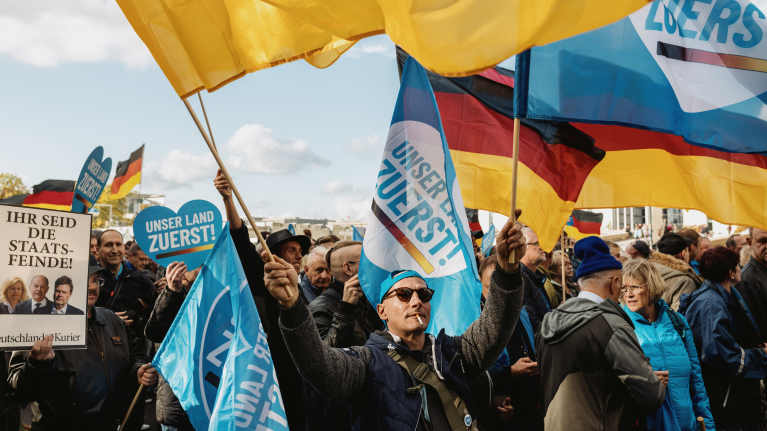 Äärioikeistolainen oppositiopuolue AfD eli vaihtoehto saksalle järjesti lauantaina 8. lokakuuta mielenosoituksen kohonneita energiahintoja vastaan. 