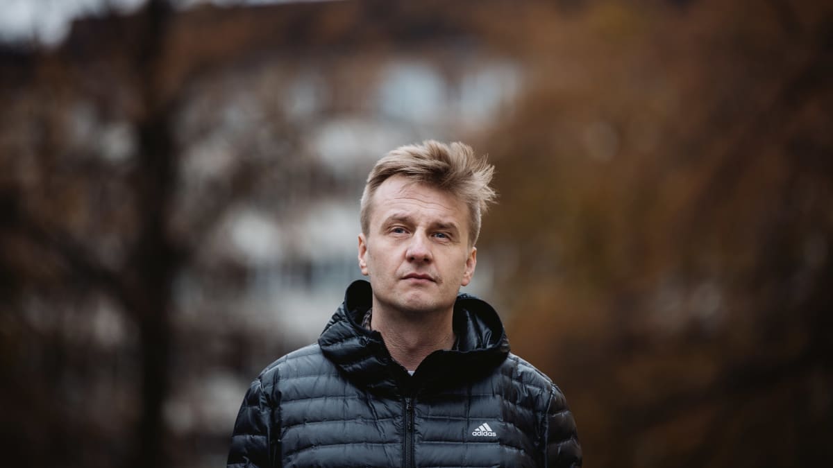 Elokuvaohjaaja Jukka-Pekka (J-P) Valkeapää kuvattu Kalliossa.
