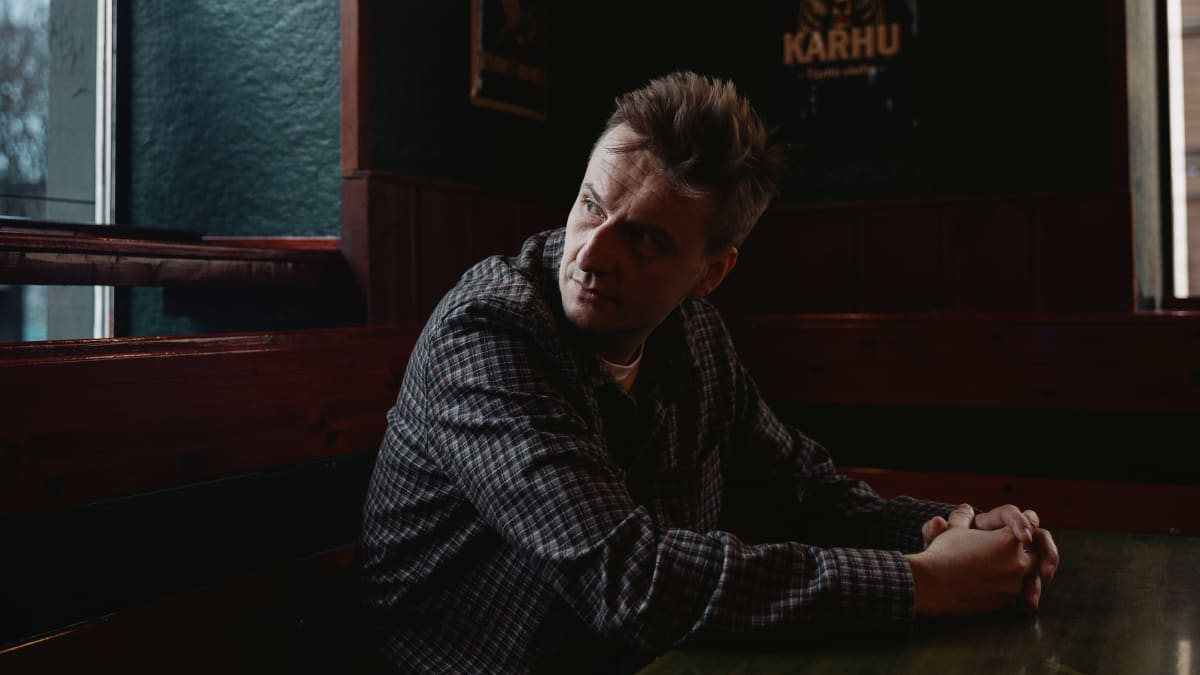Elokuvaohjaaja Jukka-Pekka (J-P) Valkeapää kuvattu Pub Roskapankissa Kalliossa.