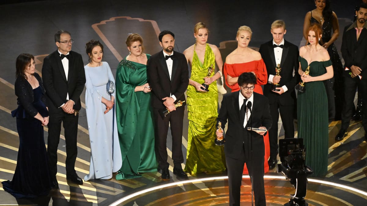 Daniel Roher pitää kiitospuhettaan Oscar-gaalassa.