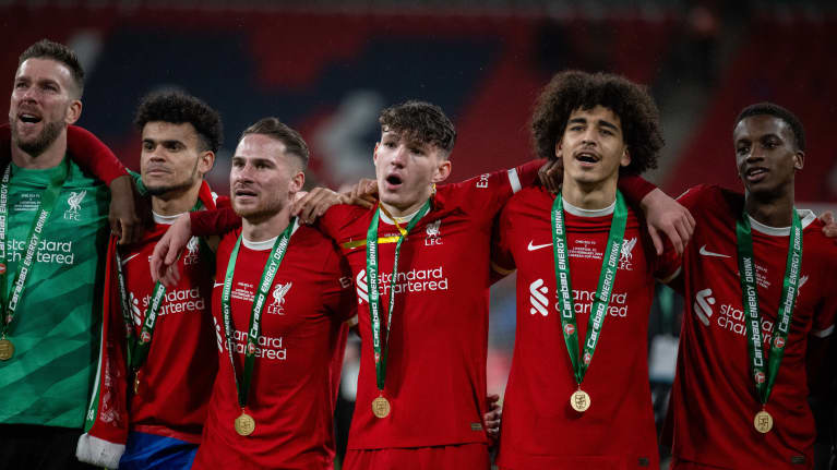 Liverpoolin pelaajat saivat Liigacupin mestaruusmitalit kaulaan.