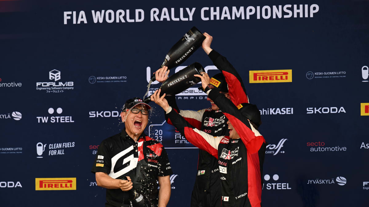 Elfyn Evans ja Scott Martin kaatavat Toyotan hallituksen puheenjohtaja Akio Toyodan päälle kuohujuomaa.