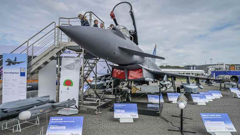 Eurofighter-hävittäjä asemessuilla Berliinissä.
