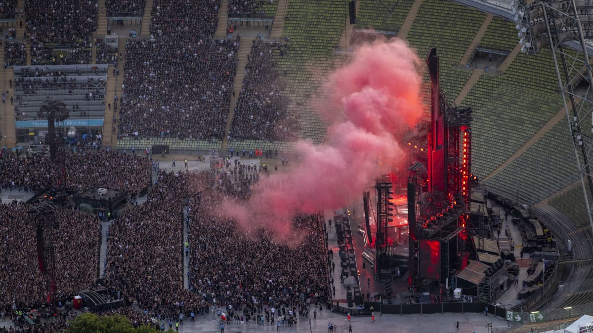 Ilmakuvassa näkyy, kuinka Rammsteinin lavarakennelmasta nousee pyrotekniikan tuottamaa savua kohti monituhatpäistä yleisöä.