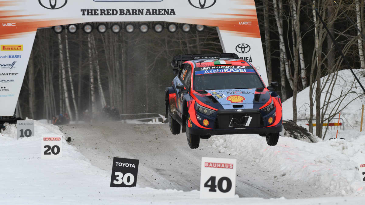 Craig Breenin auto ilmassa hyppyrin jälkeen Ruotsin MM-rallin lumisissa maisemissa.