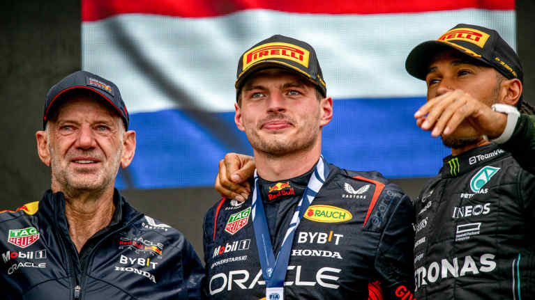Christian Horner, Max Verstappen ja Lewis Hamilton kesäkuussa 2023 Kanadan GP:n palkintokorokkeella.
