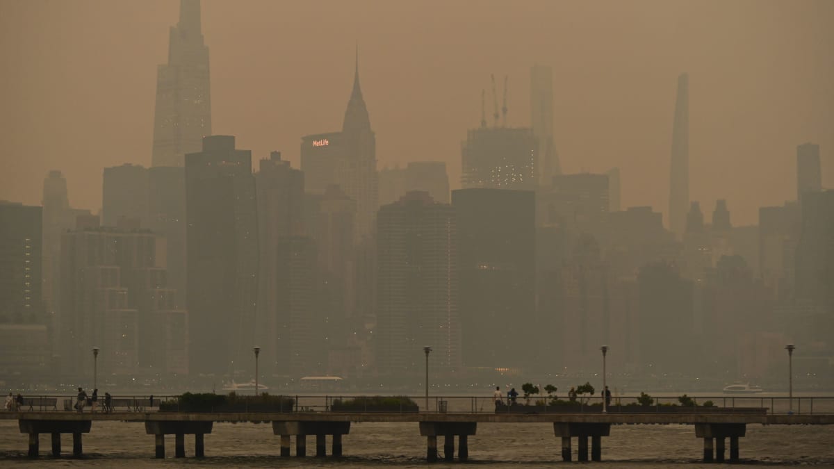 New Yorkin Manhattanin siluetti kellertävän savun peitossa. 