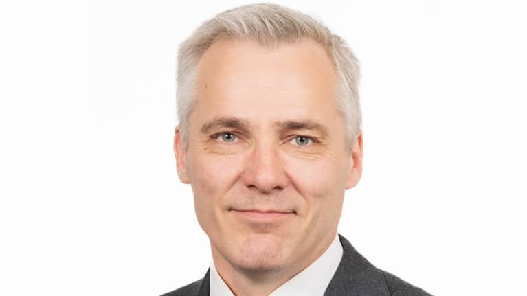 Kansanedustaja Anders Adlercreutz (r) eduskunnassa Helsingissä 12. huhtikuuta 2023. 