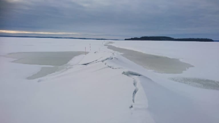 Kalassa ollut mies juuttui moottorikelkalla lähes kymmenen metriä ...