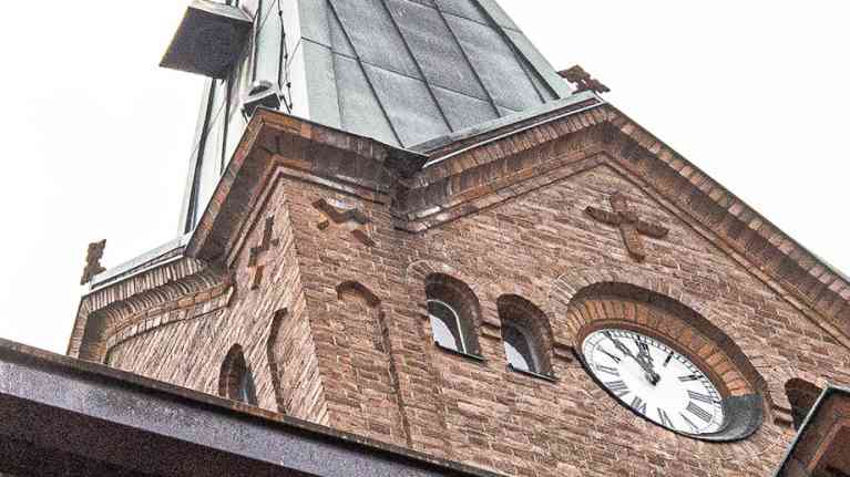 Jyväskylän Kaupungikirkon tornista putoilee tiilit.