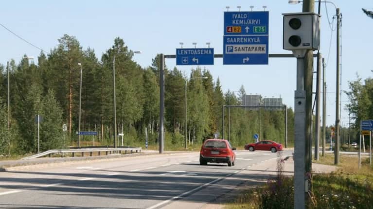 Autoja Lentokentäntien-Myllymäentien risteyksessä Rovaniemellä.