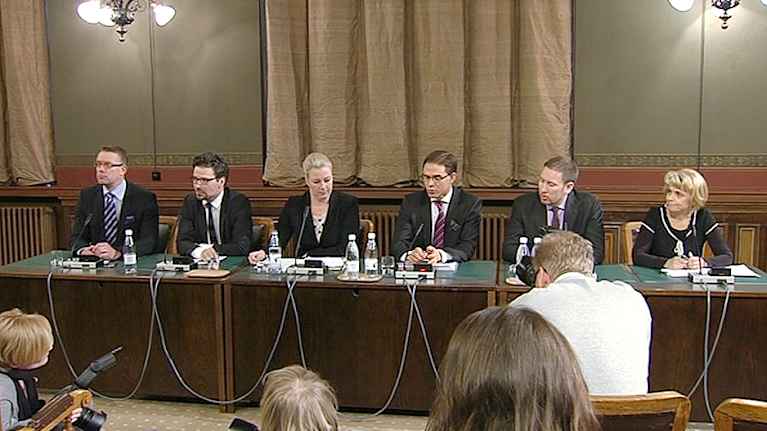 Jyrki Katainens regering år 2012, bild där sex ministrar sitter på rad under en presskonferens.