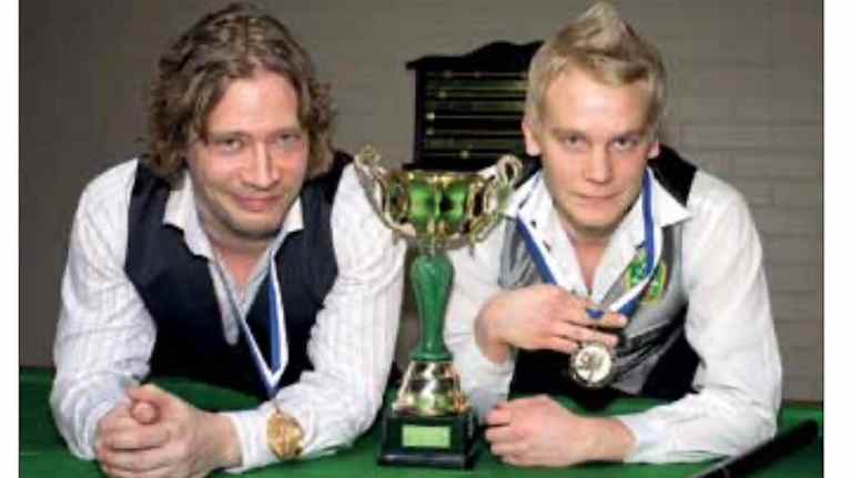 Ritz-Biljardia edustaneet Kari Paloheimo ja Antti Tolvanen voittivat snookerin nelinpelin SM-kultaa vuonna 2013.