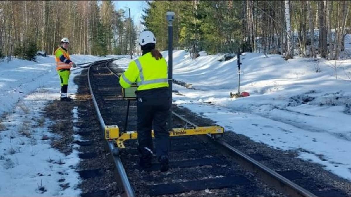 Tampereen yliopiston henkilöt ja radanmittauslaitteisto Akonniemen radalla 3. huhtikuuta 2023.