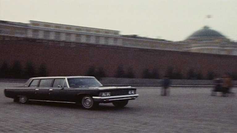 Musta auto ajaa Moskovassa