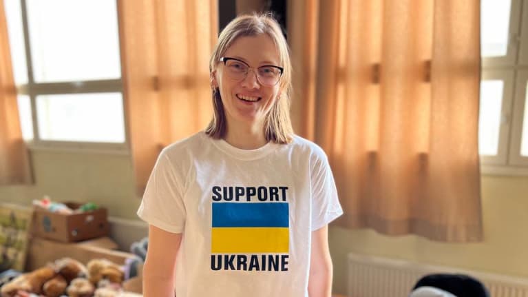 Nainen, jolla on yllään "Support Ukraine" -t-paita