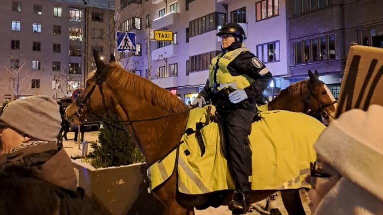 Ratsupoliisi saapuu Helsingin Töölöntorille.