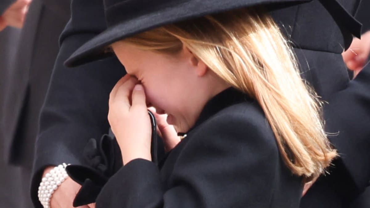 Prinsessan Charlotte gråter i svarta begravningskläder.
