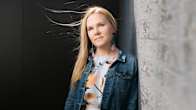 Lapsiasiavaltuutettu Elina Pekkarinen seisoo pressikuvassa.