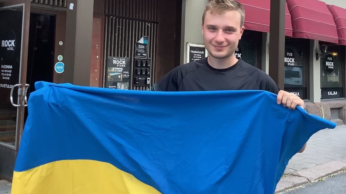 Fabian Londen on a charity walk from Turku to Helsinki. Along the way, the man collected 24,000 euros to support the Ukrainian army. 