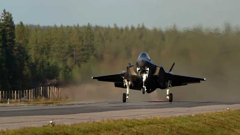 Suomi on tilannut USA:sta 64 tällaista F-35 -sotilaslentokonetta. Kuva: Sgt. Scyrrus Corregidor / U.S. Army 