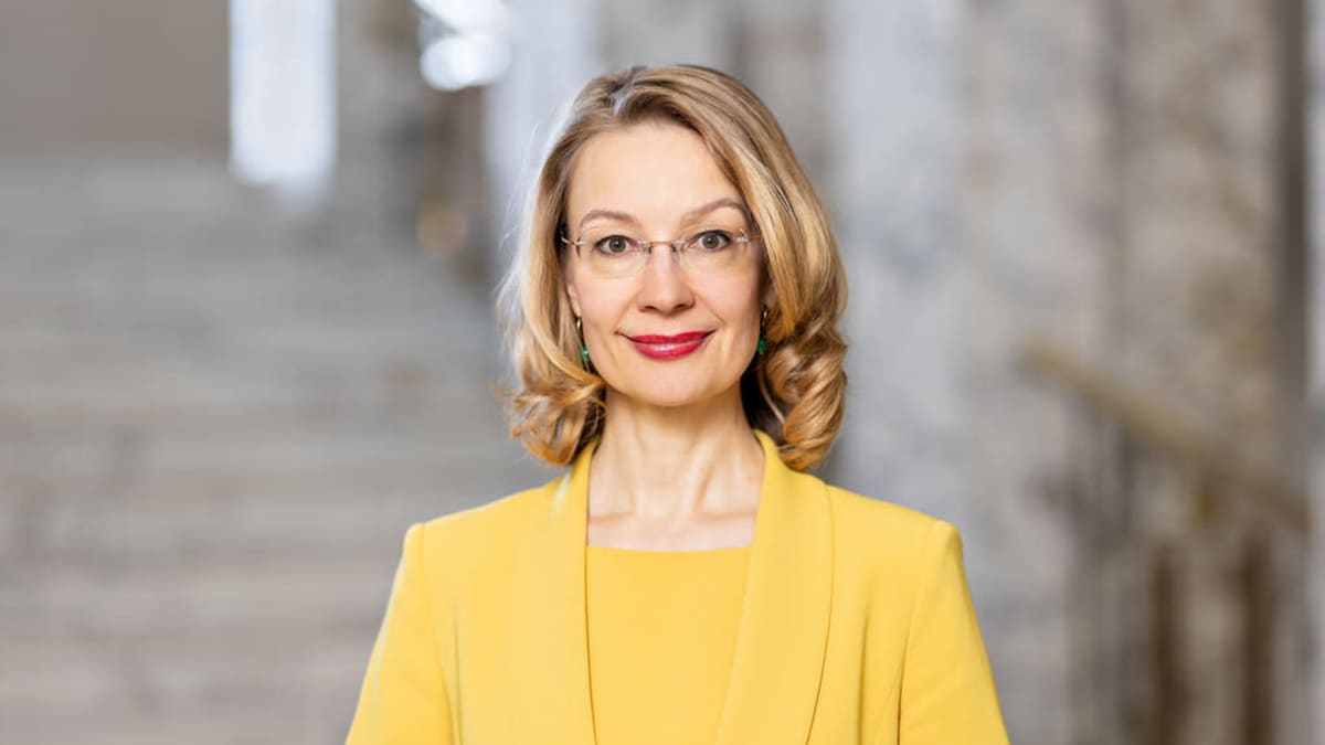 Oululainen Tytti Tuppurainen eduskuntavaalien ehdokaskuvassaan.
