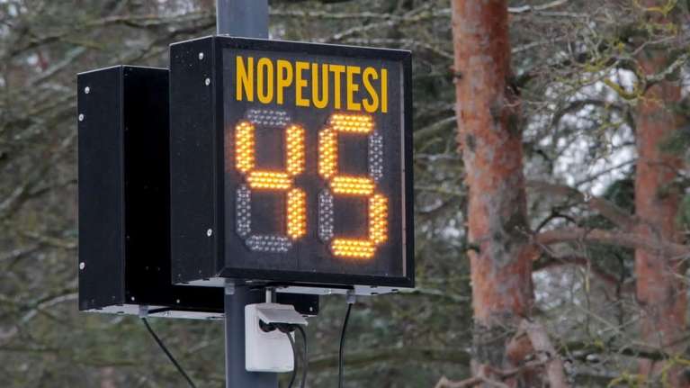 Kotka ja Hamina saivat uusia nopeusnäyttöjä ja heijastimia ...