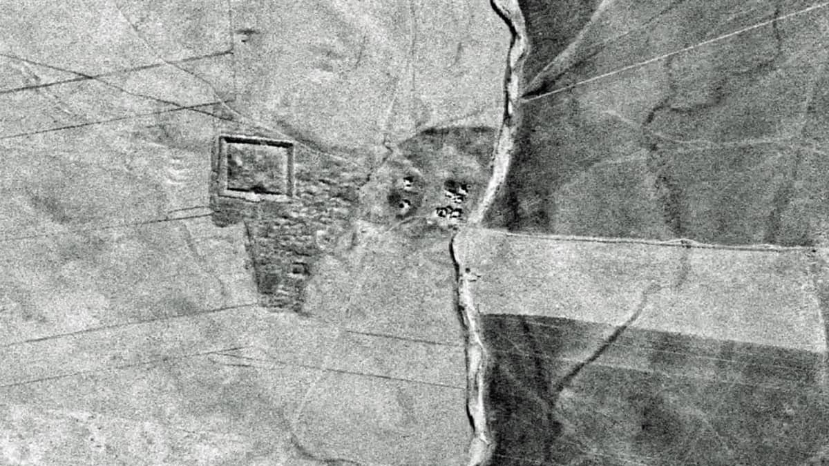 Neliön muotoiden rakennelman rauniot mustavalkoisessa satelliittikuvassa. 