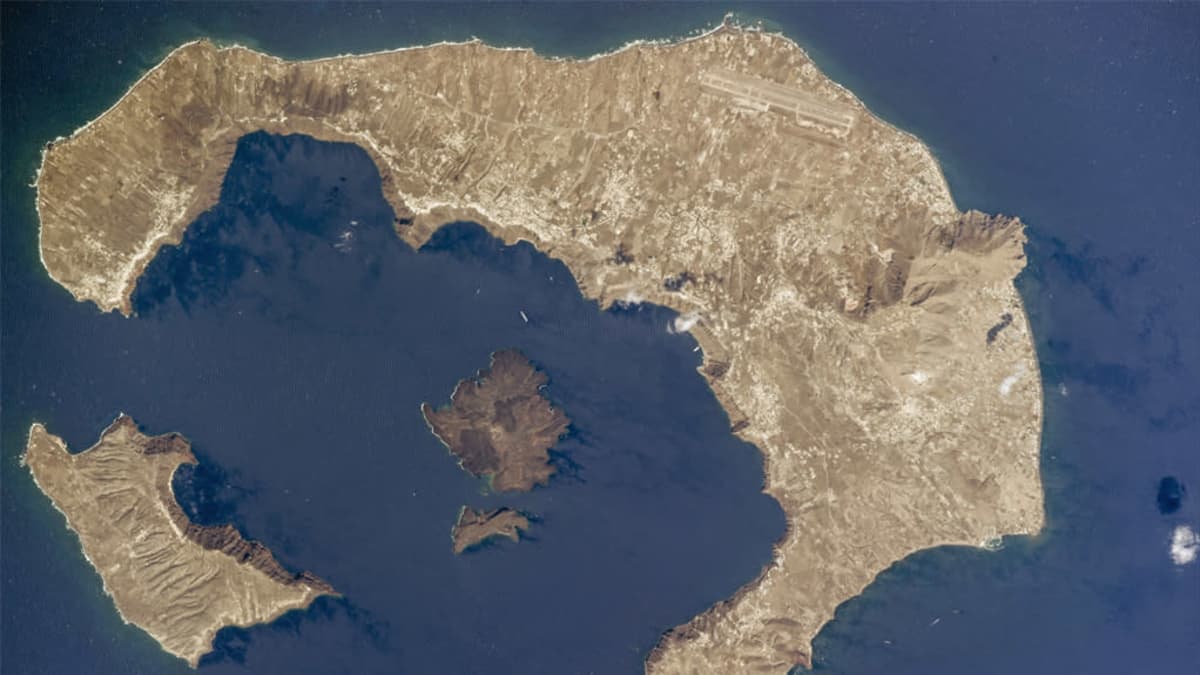 Avaruudesta otettu kuva puoliympyrän muotoisesta saaresta.