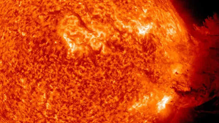 Auringon tulisesta pinnasta roiskahtaa plasmaa avaruuteen. 