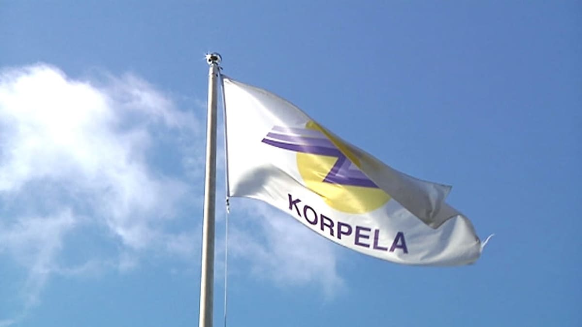 Korpelan Voiman lippu liehuu tangossa.