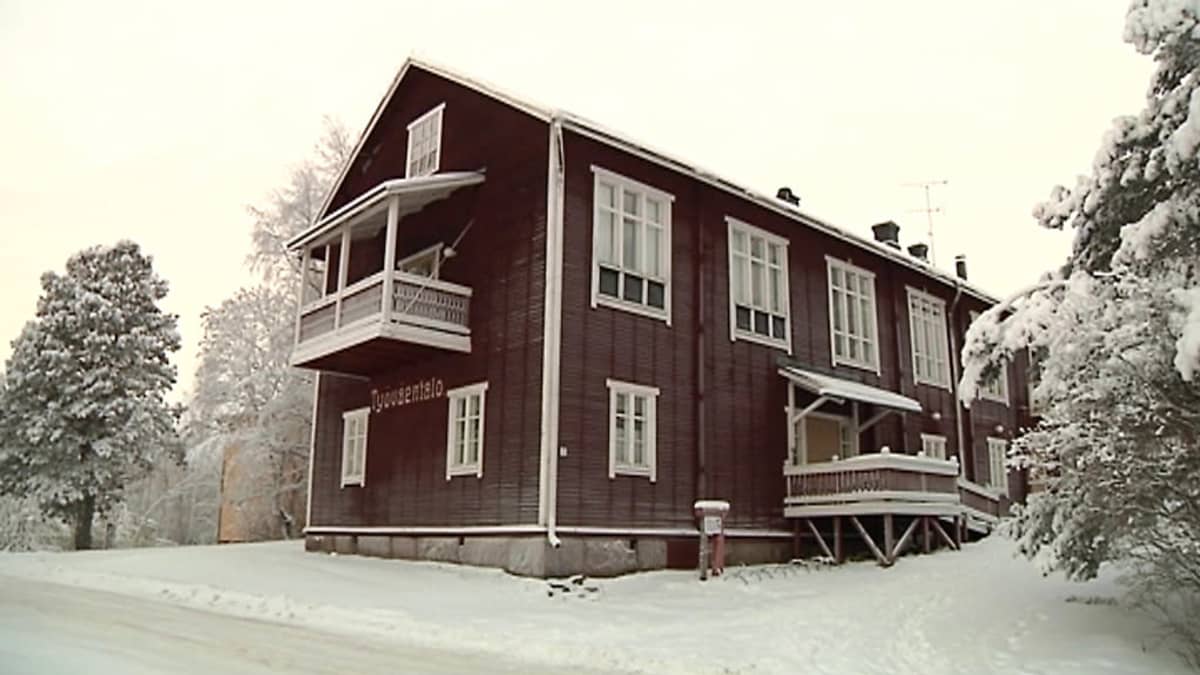 Kannuksen puinen työväentalo talvisessa maisemassa.