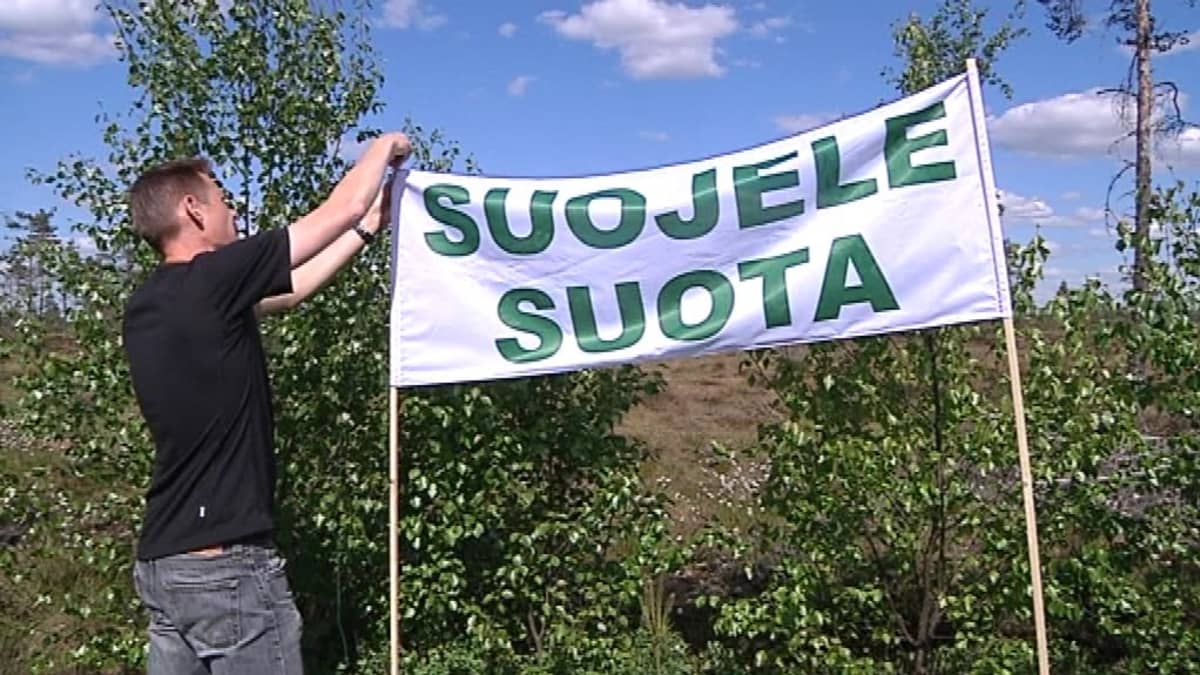 Etelä-Pohjanmaan Luonnonsuojeluyhdistyksen puheenjohtaja Hannu Tuomisto pystytti banderollia Karvasuon laitaan Seinäjoella 1.6.2010.