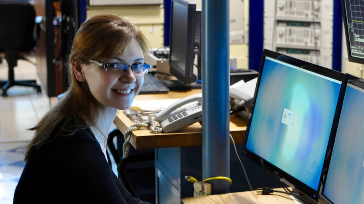 Anne Virkki Arecibon radioteleskoopin ohjaamossa.