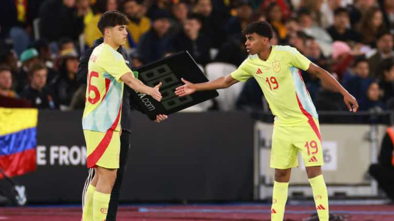 Barcelonan teini-ikäiset superlupaukset Lamine Yamal ja Pau Cubarsi pelasivat maaliskuussa Espanjan maajoukkueessa, kun se kohtasi Kolumbian Lontoossa. 