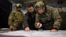 Ukrainan presidentti Volodymyr Zelenskyi tutkii karttaa Kupianskissa komentajien ympäröimänä.