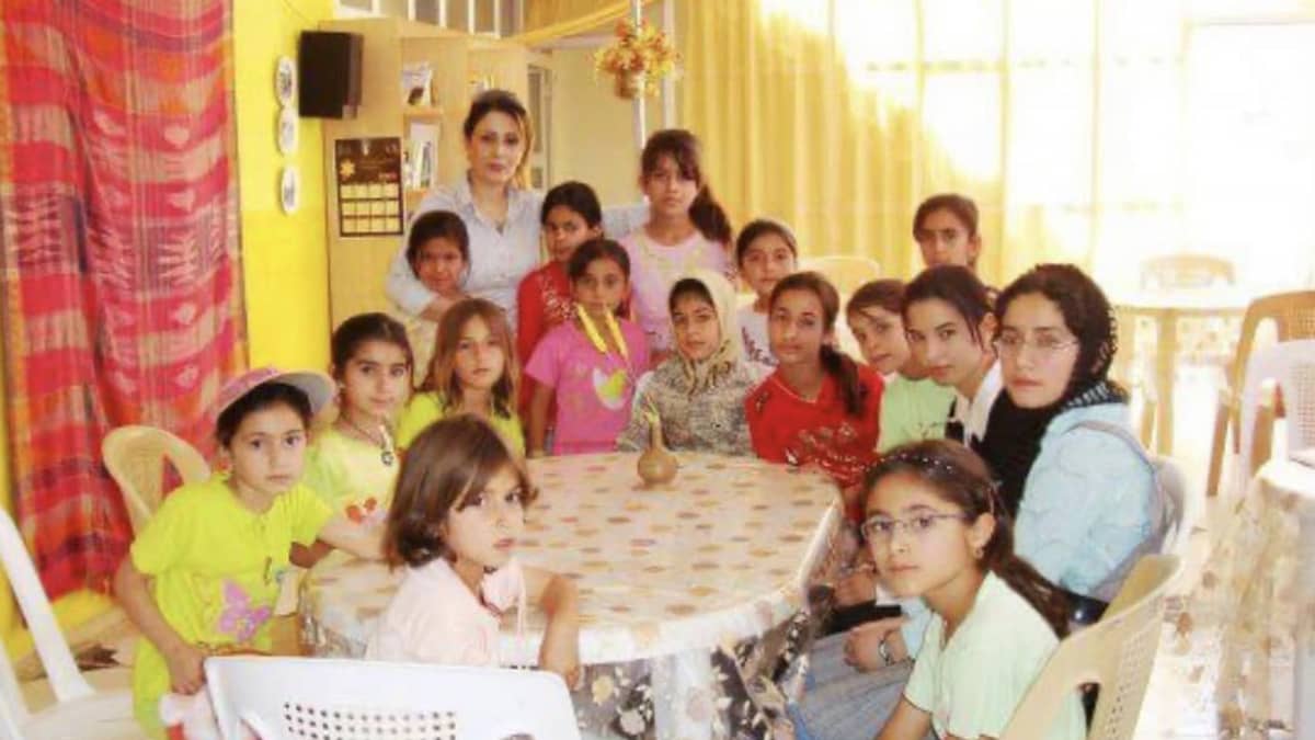 Shahla Negahdari teki Irakissa hyväntekeväisyystyötä lasten parissa.