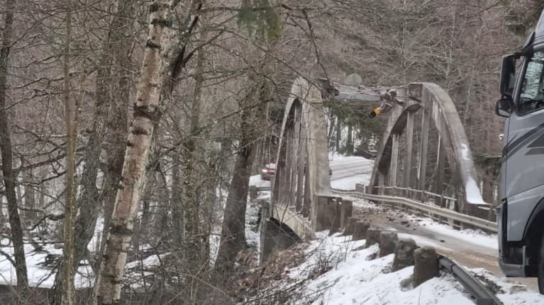 Rikki mennyt silta lumisessa maisemassa. Sillan eteen on pysähtynyt rekka.