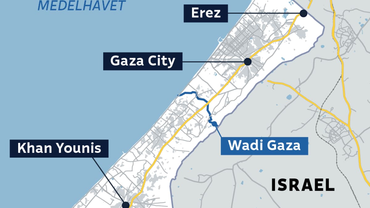 Karta över Gazaremsan med gränsövergångarna Rafah (söderut vid egyptiska gränsen) och Erez (norrut) och städerna Khan Younis och Gaza City markerade. Även vattendraget Wadi Gaza som skiljer norra Gaza från södra Gaza är markerat på kartan.