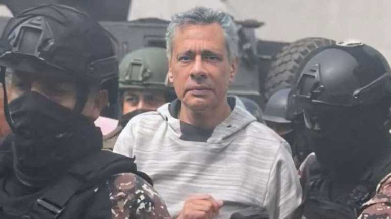 Ecuadorin poliisin julkaisema kuva pidätetystä maan entisestä varapresidentistä Jorge Glasista 6. huhtikuuta 2024. 
