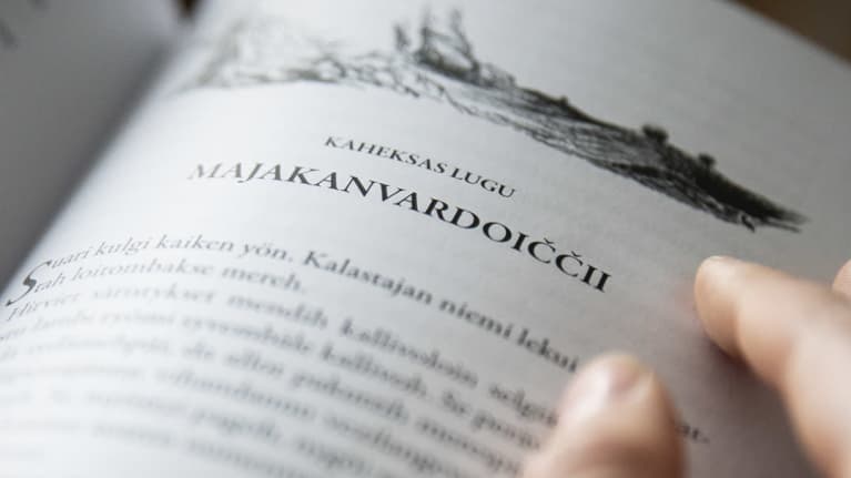 Karjalankielisen Muumi-kirjan sivu.