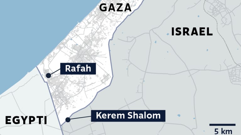 Kartalla Kerem Shalomin rajanylityspaikka Gazan ja Israelin etelärajalla sekä Rafahin kaupunki.